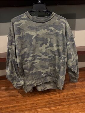 Express Women's Camouflage Crewneck Sweatshirt - Green